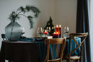 CHARMING CHRISTMAS TABLE SETTING - Linen Tales 